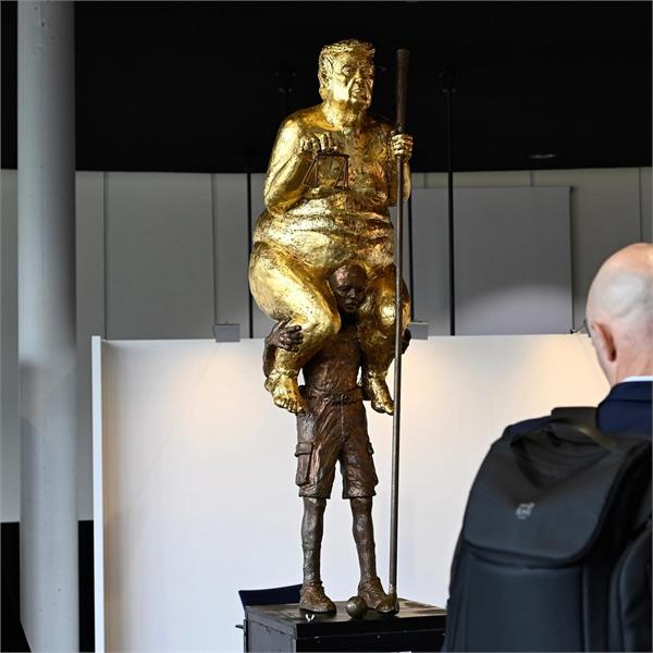 trump s gold statue