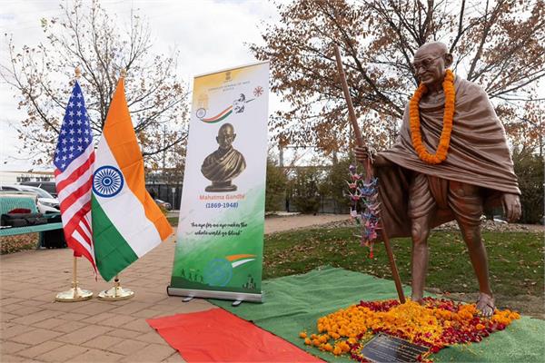 statue of mahatma gandhi installed