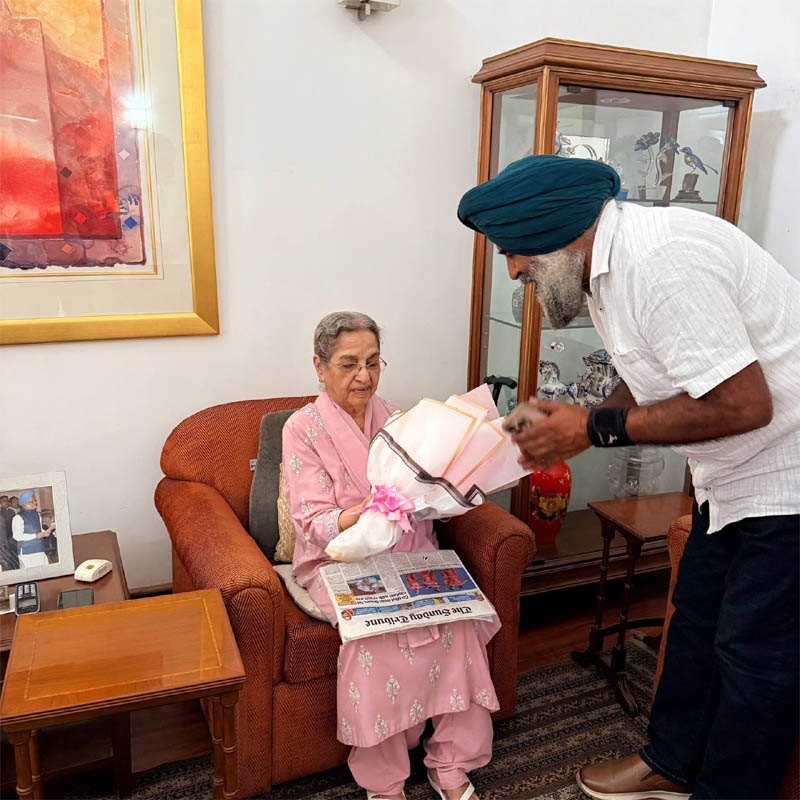 ਡਾ. ਮਨਮੋਹਨ ਸਿੰਘ ਦੇ ਪਰਿਵਾਰ ਨੂੰ ਮਿਲੇ ਪੰਜਾਬ ਕਾਂਗਰਸ ਦੇ ਨਵੇਂ ਪ੍ਰਧਾਨ ਪਰਗਟ ਸਿੰਘ, ਪਤਨੀ ਨਾਲ ਕੀਤੀ ਮੁਲਾਕਾਤ