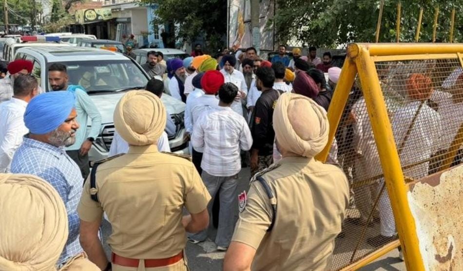 ਪਰਵਿੰਦਰ ਸਿੰਘ ਝੋਟਾ ਦੇ ਪਰਿਵਾਰ ਨੂੰ ਮਿਲਣ ਜਾ ਰਹੇ ਮਨਪ੍ਰੀਤ ਸਿੰਘ ਇਆਲੀ ਨੂੰ ਪੁਲਸ ਨੇ ਕੀਤਾ ਡਿਟੇਨ