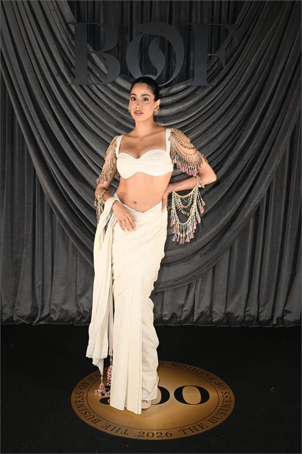 janhvi kapoor exudes   desi   glamour in paris