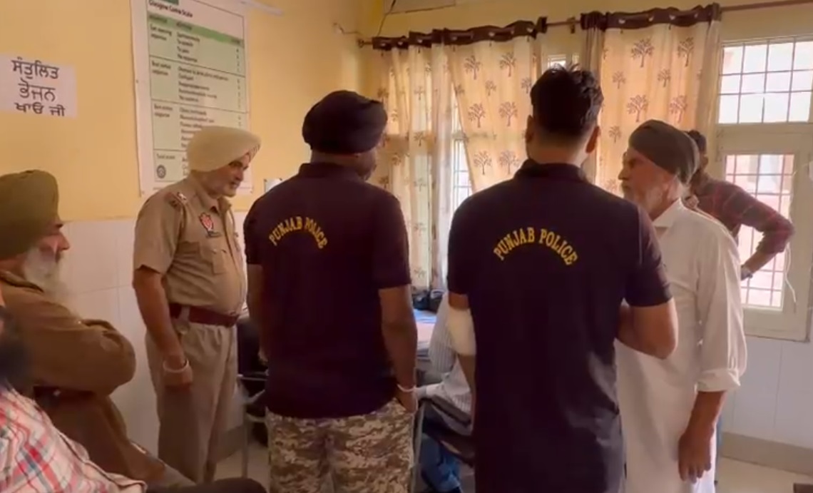 ਪੰਜਾਬ ਪੁਲਸ ''ਤੇ ਇੱਟਾਂ-ਰੋੜਿਆਂ ਨਾਲ ਹਮਲਾ, 2 ਮੁਲਾਜ਼ਮ ਲਹੂ-ਲੁਹਾਣ