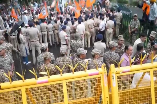 bjp protests against congress in chandigarh