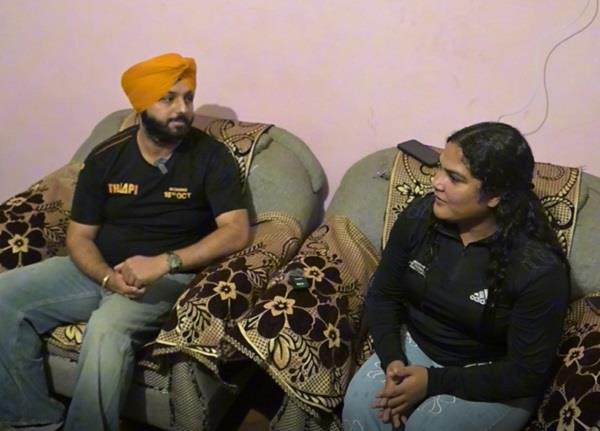 producer amanpreet singh met with twinkle  a kabaddi player from gurdaspur 