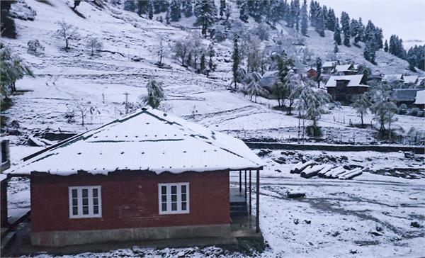kashmir  higher reaches  light snowfall  rain  cold