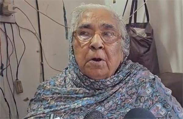 woman targeted by robbers at a grocery store