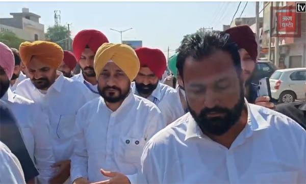 ਪਿੰਡ ਭੰਮੇ ਕਲਾਂ ''ਚ ਹੋਈ ਨੌਜਵਾਨ ਦੀ ਮੌਤ ਦੇ ਮਾਮਲੇ ''ਚ ਨਵਾਂ ਮੋੜ! ਧਰਨੇ ''ਚ ਪਹੁੰਚੇ MP ਚੰਨੀ ਤੇ ਬਲੌਕਰ ਸਿੰਘ