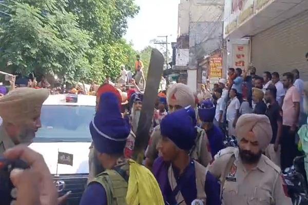 protest against mla dr  vijay singla upon his arrival at mansa hospital