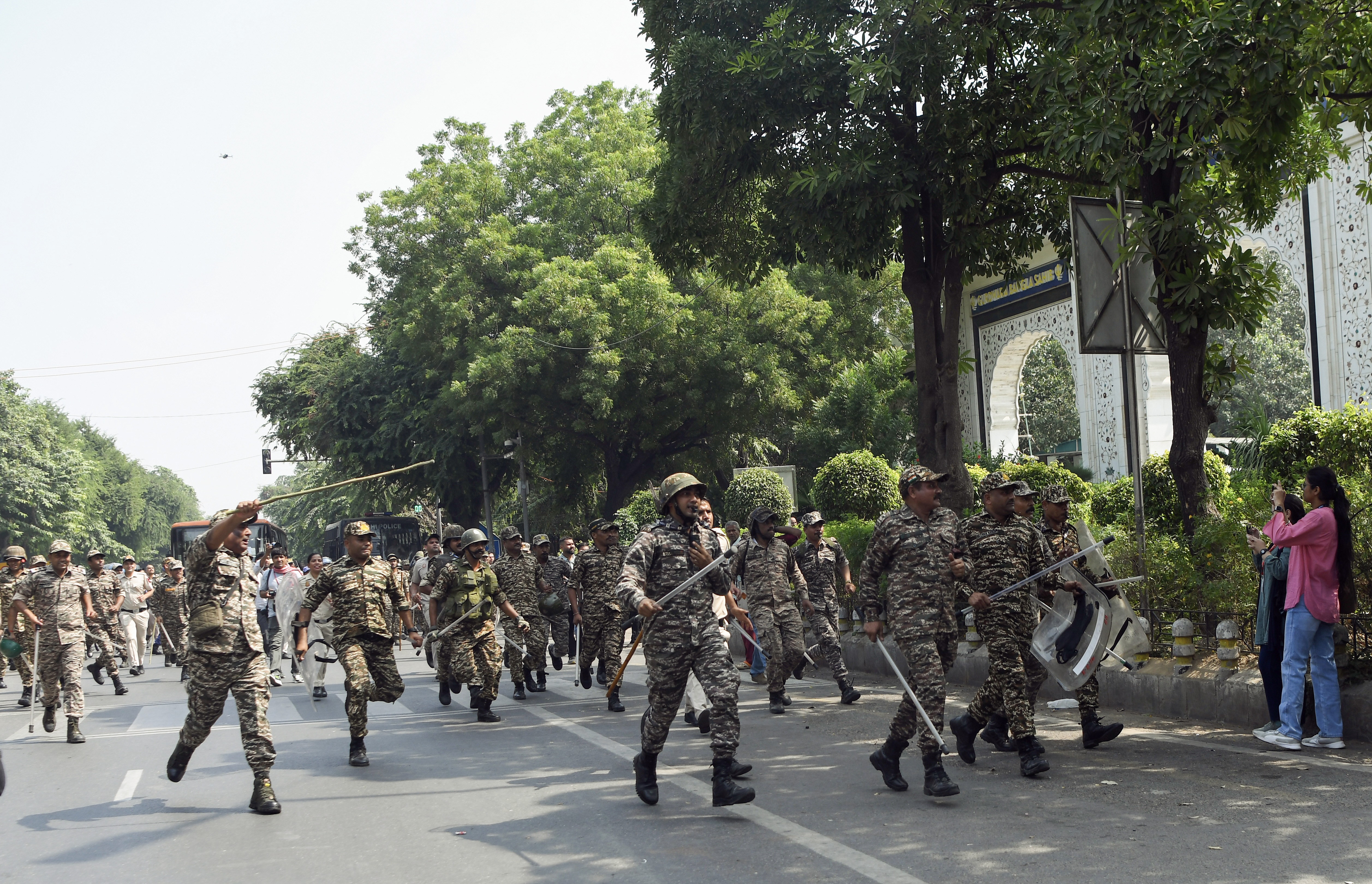 CJP Protest: ਆਕਾਸ਼ਵਾਣੀ ਭਵਨ ਨੇੜੇ ਪੁਲਸ ''ਤੇ ਪੱਥਰਬਾਜ਼ੀ, ਦੋ ਮੁਲਾਜ਼ਮ ਜ਼ਖਮੀ