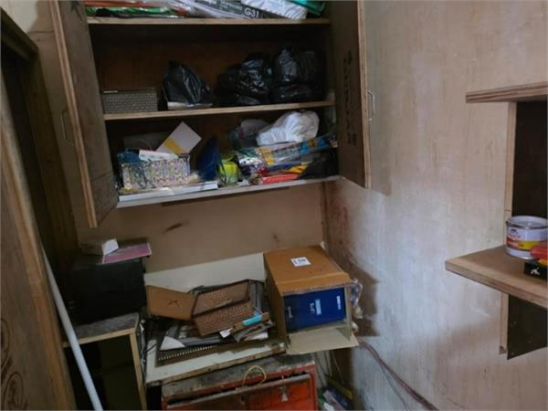 theft worth lakhs at a cyber cafe  attempt made to target a medical store