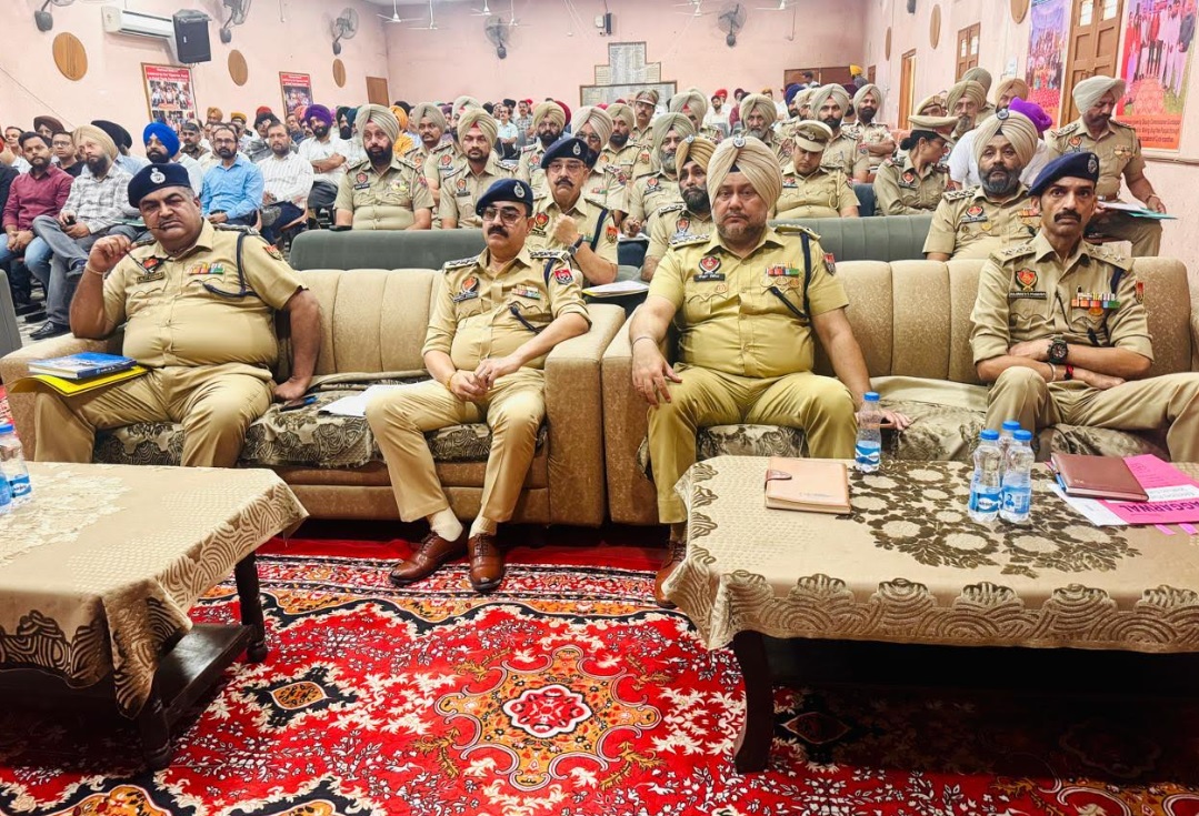 ਗੁਰਦਾਸਪੁਰ ''ਚ ਚੋਣਾਂ ਦੀ ਤਿਆਰੀ ਸ਼ੁਰੂ, DC ਆਦਿੱਤਿਆ ਨੇ ਸਿਵਲ ਤੇ ਪੁਲਸ ਅਧਿਕਾਰੀਆਂ ਨਾਲ ਕੀਤੀ ਮੀਟਿੰਗ