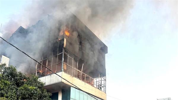fire breaks out in hyundai showroom