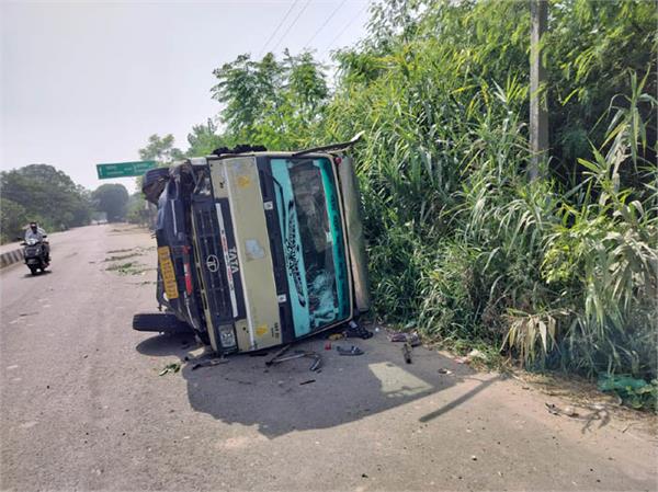 mini canter overturns after hitting the divider