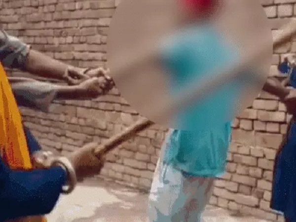 ਅੰਮ੍ਰਿਤਸਰ ''ਚ ਨਿਹੰਗਾਂ ਵੱਲੋਂ ਨੌਜਵਾਨ ਦੀ ਕੁੱਟਮਾਰ, ਡੰਡੇ ਮਾਰਦਿਆਂ ਦੀ ਵੀਡੀਓ ਹੋ ਰਹੀ ਵਾਇਰਲ