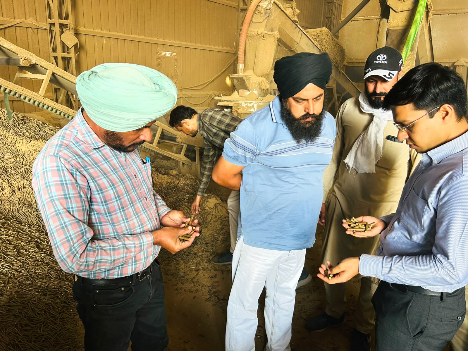 ਐੱਸ.ਡੀ.ਐੱਮ. ਆਯੂਸ਼ ਗੋਇਲ ਨੇ ਪੱਖੋਂ ਕਲਾਂ ਸਥਿਤ ਪੈਲੇਟ ਯੂਨਿਟ ਦਾ ਕੀਤਾ ਦੌਰਾ