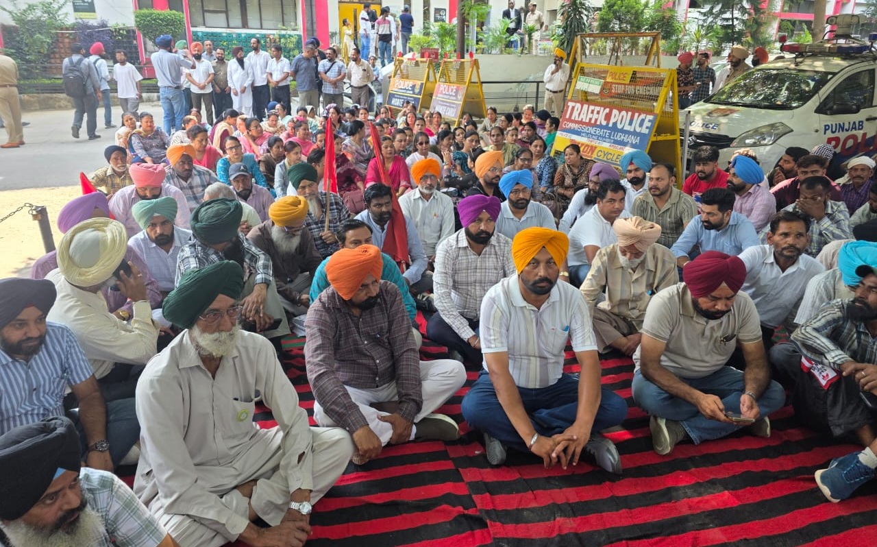 ਮੁਲਾਜ਼ਮਾਂ ਨੇ ਸਮੂਹਿਕ ਛੁੱਟੀ ਲੈ ਕੇ ਡੀ. ਸੀ. ਦਫ਼ਤਰ ਅੱਗੇ ਕੀਤਾ ਰੋਸ ਪ੍ਰਰਦਰਸ਼ਨ
