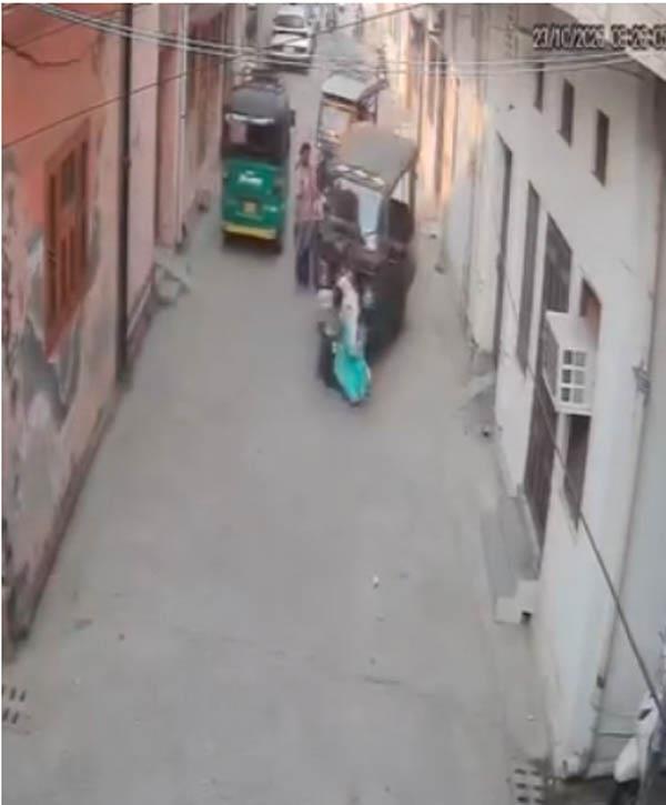 auto rickshaw driver runs over 2 school students