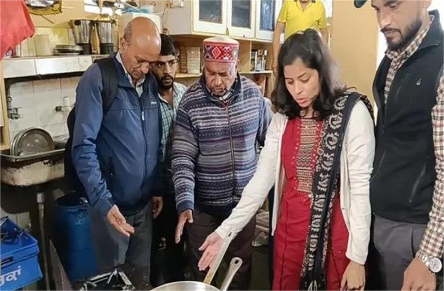 ਹਿਮਾਚਲ: ਤਿਉਹਾਰੀ ਸੀਜ਼ਨ 'ਚ ਸਿਹਤ ਨਾਲ ਖਿਲਵਾੜ, ਮਿਠਾਈ ਦੀਆਂ ਦੁਕਾਨਾਂ 'ਤੇ ਮਿਲੇ ਕਾਕਰੋਚ; ਨੋਟਿਸ ਜਾਰੀ