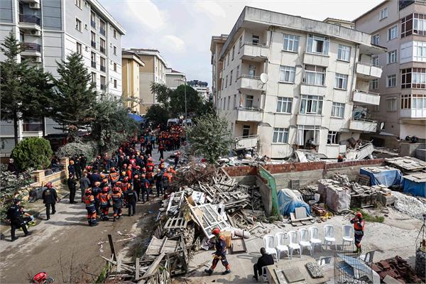 seven story building collapses