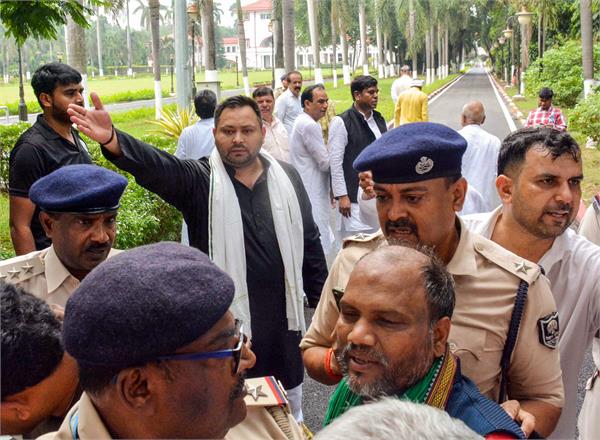 voter list  tejashwi yadav  protest  barricade