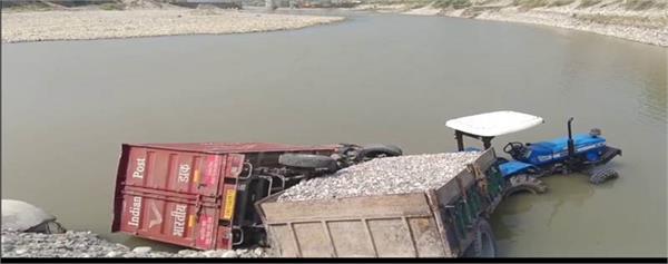 major accident in sawan river  tractor trolley plunge into the water