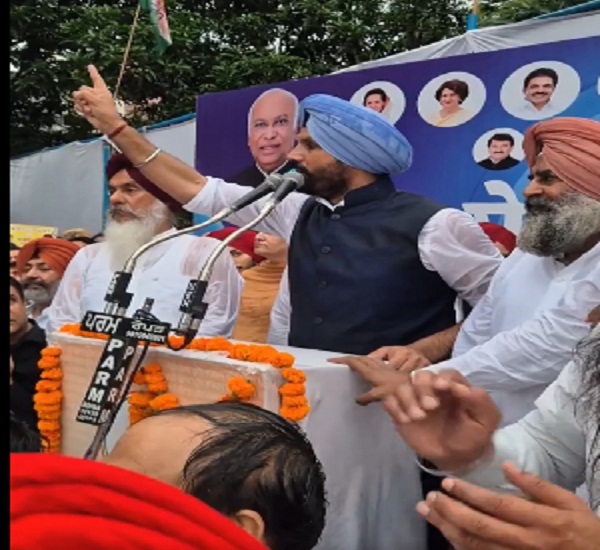 ਤਾਜਪੋਸ਼ੀ ਮੌਕੇ ਰਾਜਾ ਵੜਿੰਗ ਨੇ ਸਟੇਜ ਤੋਂ ਲਿਆ ਚੰਨੀ ਦਾ ਨਾਂ! ਨਵੇਂ ਪ੍ਰਧਾਨ ਨੂੰ ਲੈ ਕੇ ਕੀ ਬੋਲੇ, ਵੀਡੀਓ 'ਚ ਸੁਣੋ