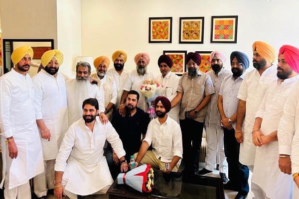 congress leaders arrived in delhi to congratulate pargat singh