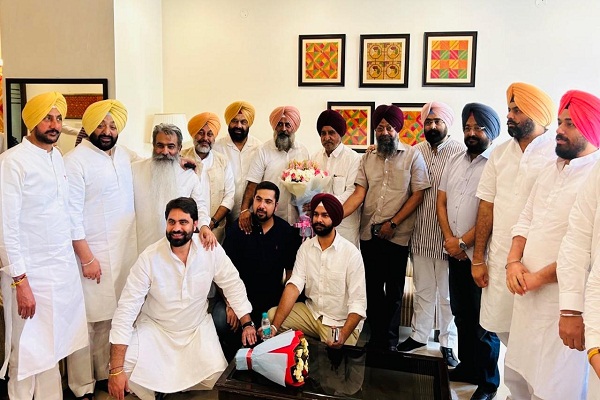 ਨਵੇਂ ਪ੍ਰਧਾਨ ਪਰਗਟ ਸਿੰਘ ਨੂੰ ਵਧਾਈ ਦੇਣ ਦਿੱਲੀ ਪਹੁੰਚੇ ਕਾਂਗਰਸੀ ਆਗੂ