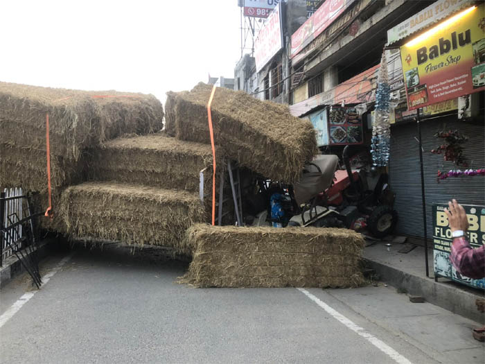ਭੋਗਪੁਰ ''ਚ ਵੱਡਾ ਹਾਦਸਾ! ਦੁਕਾਨਾਂ ''ਚ ਜਾ ਵੜੀ ਪਰਾਲੀ ਨਾਲ ਓਵਰਲੋਡ ਟਰਾਲੀ