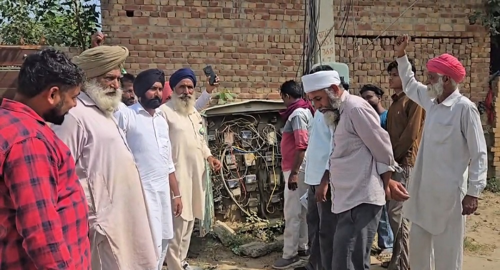 ਸਮਾਰਟ ਮੀਟਰ ਲਗਾਉਣ ਪਹੁੰਚੇ ਬਿਜਲੀ ਅਧਿਕਾਰੀਆਂ ਨੂੰ ਬਿਨਾਂ ਮੀਟਰ ਲਗਾਏ ਪਰਤਣਾ ਪਿਆ