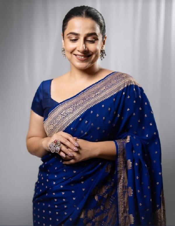 vidya balan dazzles in a royal blue saree on the fourth day of navratri