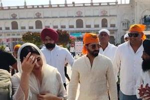 ayushmann and sara ali khan paid obeisance sri harmandir sahib