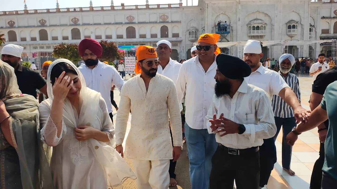 ''ਉਡਤਾ ਤੀਰ'' ਦੀ ਰਿਲੀਜ਼ ਤੋਂ ਪਹਿਲਾਂ ਸ੍ਰੀ ਹਰਿਮੰਦਰ ਸਾਹਿਬ ਨਤਮਸਤਕ ਹੋਏ ਆਯੁਸ਼ਮਾਨ ਖੁਰਾਨਾ ਤੇ ਸਾਰਾ ਅਲੀ ਖ਼ਾਨ