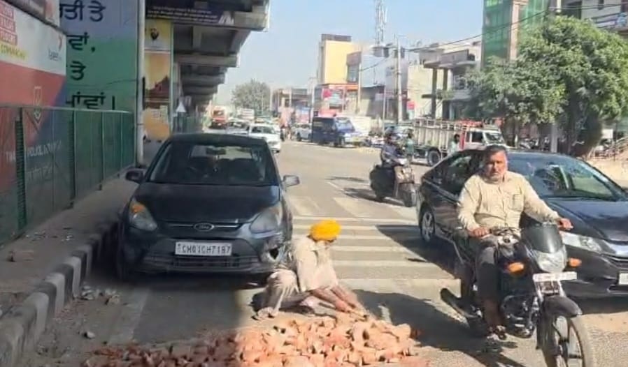 ਸਰਕਾਰ ਦੀ ਜ਼ਿੰਮੇਵਾਰੀ ਨਿਭਾ ਰਿਹਾ ਮੋਹਾਲੀ ਦਾ ਸਮਾਜ ਸੇਵੀ, 8 ਸਾਲਾਂ ਤੋਂ ਆਪਣੇ ਖਰਚੇ ’ਤੇ ਭਰ ਰਿਹੈ ਸੜਕਾਂ ਦੇ ਖੱਡੇ