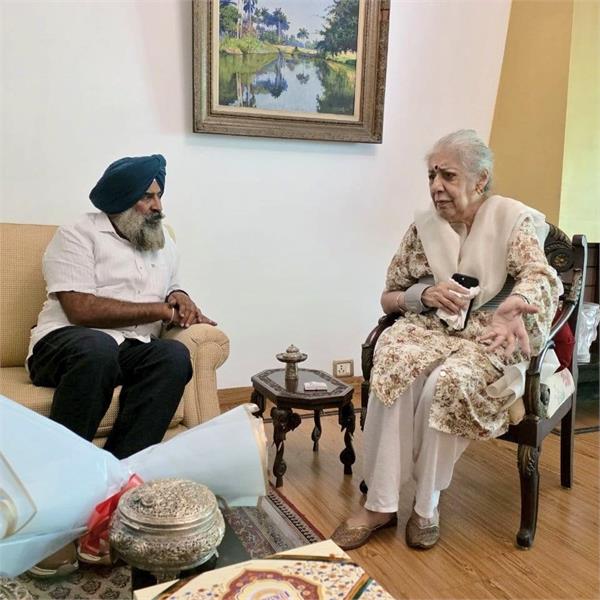 pargat singh met ambika soni