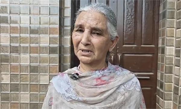 two youths robbed an elderly woman
