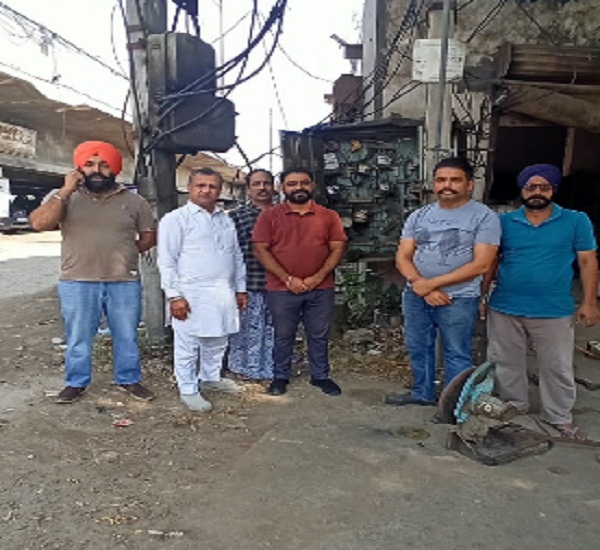 ਚੋਰ ਨੇ ਬਿਜਲੀ ਦੇ ਬਕਸੇ ''ਚ ਲੱਗੇ ਮੀਟਰਾਂ ਦੀ ਤਾਰ ਕੀਤੀ ਚੋਰੀ