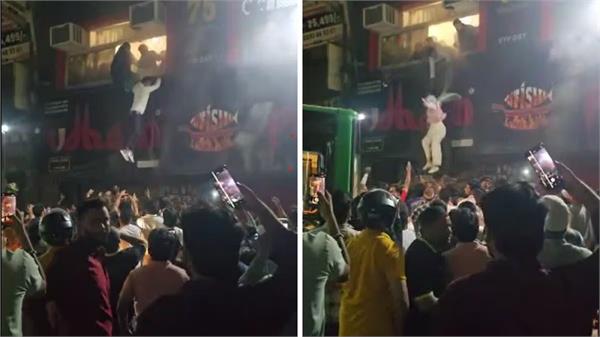 restaurant  fire  delhi  building  police