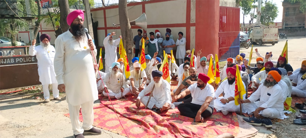 ਕਿਰਤੀ ਕਿਸਾਨ ਯੂਨੀਅਨ ਵੱਲੋਂ ਥਾਣਾ ਲੋਪੋਕੇ ਦਾ ਘਿਰਾਓ ਕੀਤਾ
