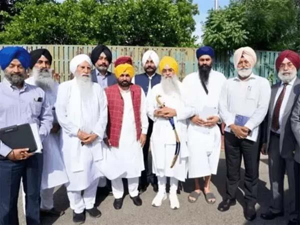 the government  s 7 member committee regarding the sri guru granth sahib