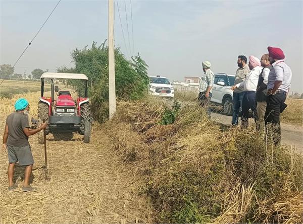 dc aditya personally stepped into the fields to prevent stubble burning