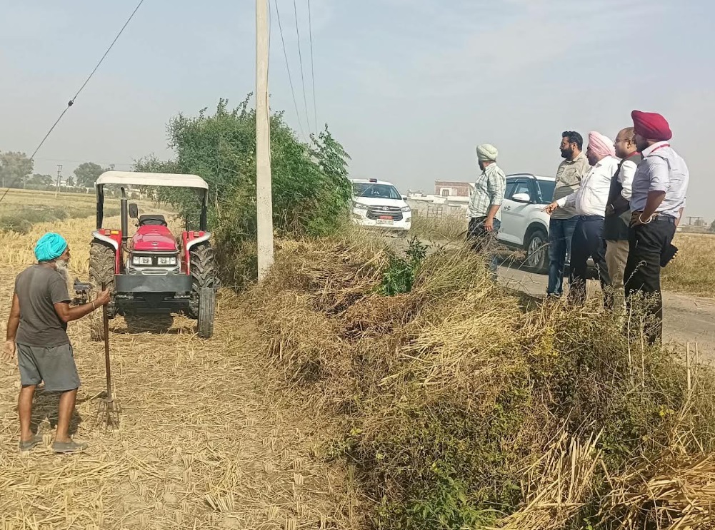ਪਰਾਲੀ ਨੂੰ ਅੱਗ ਲੱਗਣ ਤੋਂ ਰੋਕਣ ਲਈ ਖ਼ੁਦ ਫੀਲਡ ''ਚ ਉਤਰੇ DC ਆਦਿੱਤਿਆ, ਵੱਖ-ਵੱਖ ਥਾਵਾਂ ’ਤੇ ਅੱਗ ਬੁਝਵਾਈ
