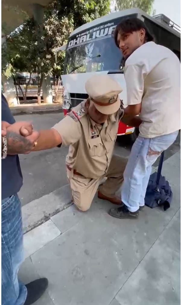 ''''ਮੇਰੀ ਰਾਤ ਦੀ ਡਿਊਟੀ ਲੱਗੀ ਸੀ...'''' ਸ਼ਰਾਬ ਦੇ ਨਸ਼ੇ ''ਚ ਟੱਲੀ ਮਿਲਿਆ ਪੰਜਾਬ ਪੁਲਸ ਦਾ ਮੁਲਾਜ਼ਮ, ਵੀਡੀਓ ਵਾਇਰਲ