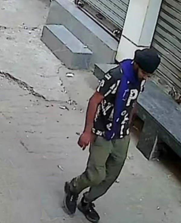 thief stole two mobile phones from a shop and fled