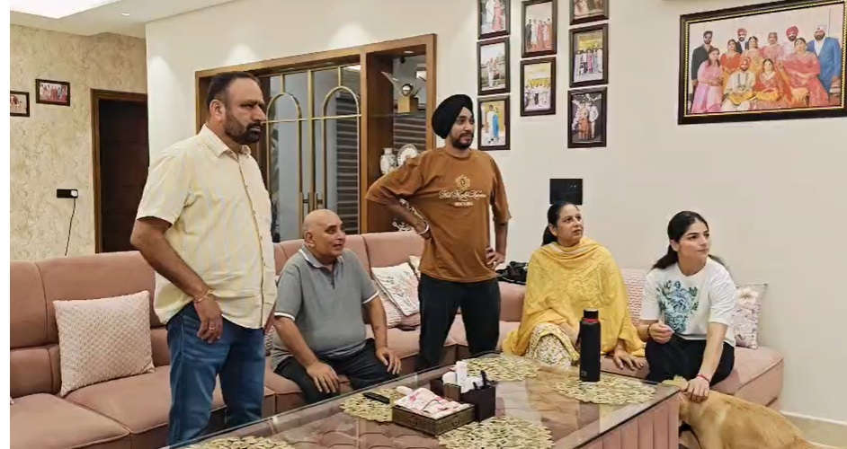 ਭਾਰਤੀ ਹਾਕੀ ਟੀਮ ਨੇ ਸੋਨ ਤਗਮਾ ਜਿੱਤ ਕੇ ਇਤਿਹਾਸ ਰਚਿਆ, ਮਨਦੀਪ-ਸੁਖਜੀਤ ਦੇ ਘਰ ਜਸ਼ਨ ਦਾ ਮਾਹੌਲ