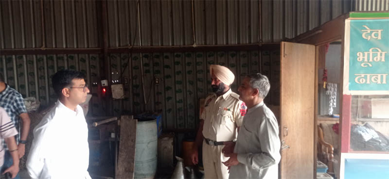 ਆਬਾਕਾਰੀ ਵਿਭਾਗ ਦੀ ਟੀਮ ਨੇ ਢਾਬਿਆਂ ਅਤੇ ਸਟੋਰਾਂ ਦੀ ਕੀਤੀ ਜਾਂਚ