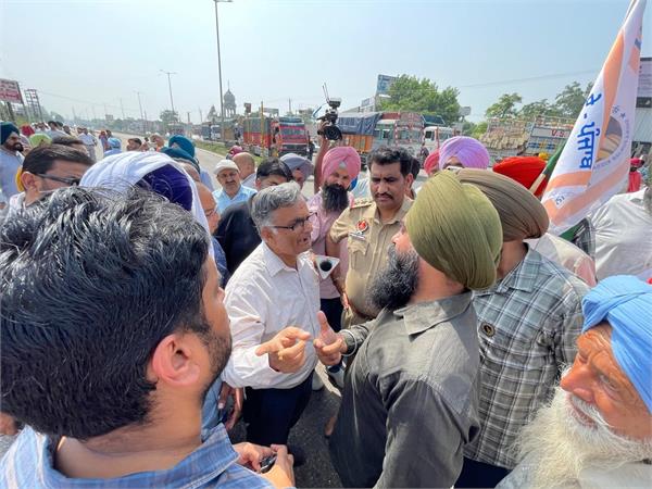 farmers blocked highway to protest