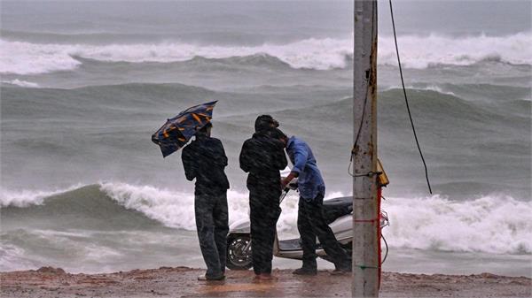 cyclone arnab is rapidly moving towards andhra pradesh