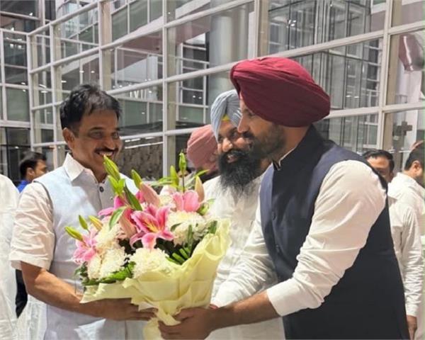 warm welcome for kc venugopal at mohali airport