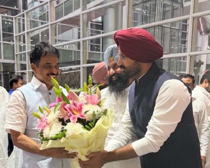 ਕੇ.ਸੀ. ਵੇਣੂਗੋਪਾਲ ਦਾ ਮੋਹਾਲੀ ਹਵਾਈ ਅੱਡੇ ’ਤੇ ਨਿੱਘਾ ਸਵਾਗਤ, ਚੋਣ ਰਣਨੀਤੀ ’ਤੇ ਹੋਵੇਗੀ ਚਰਚਾ